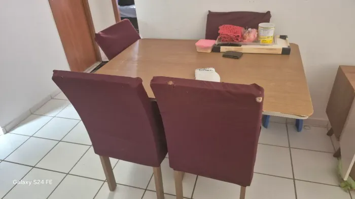 Vendo mesa com cadeiras