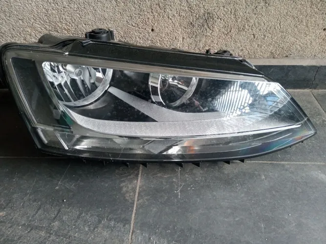 Farol direito Volkswagen Jetta 2012 (sem led)