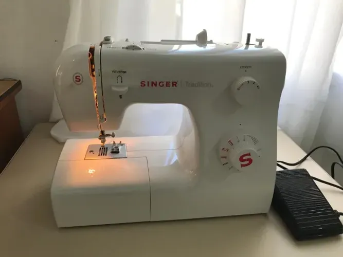Máquina de costura Singer modelo 2250