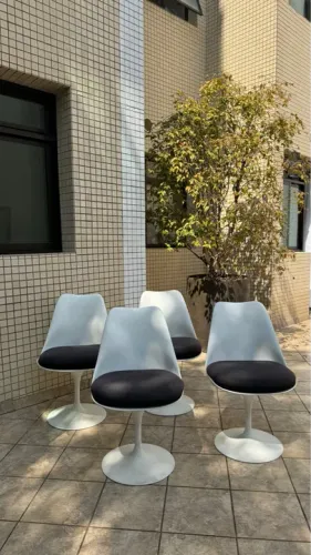 Conjunto com 4 cadeiras modernas estilo tulipa