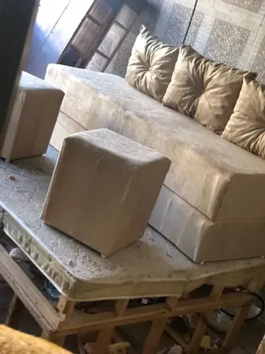 Sofa cama + 02 puffs de fábrica
