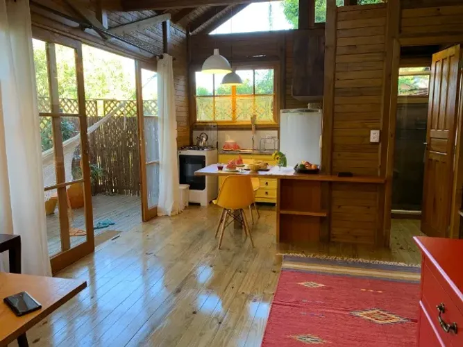 Bangalô equipado com muito espaço, varanda e vista para o jardim no Canto da Lagoa.