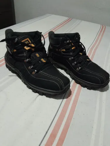 BOTA MASCULINA EM LONA