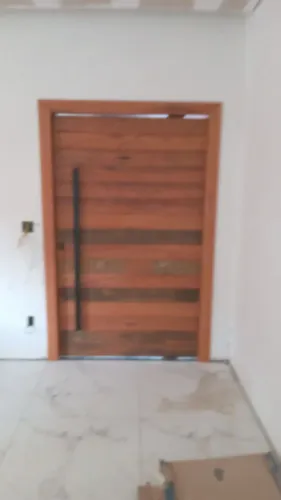 Porta pivotante completa e instalada 