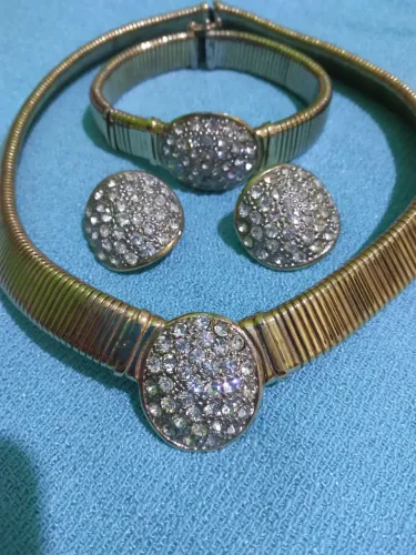 Conjunto bijuterias finas com pedras. Colar, pulseira e brincos pressão. Não falta pedras.