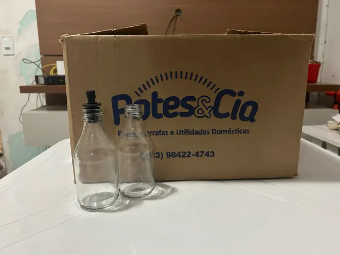 Garrafinha de vidro com pico dosador com 20 unidades