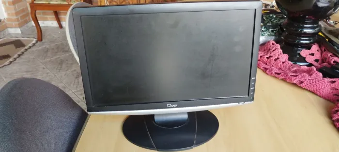 Monitor 15.6 Duex DVI e VGA , já com falantes embutido