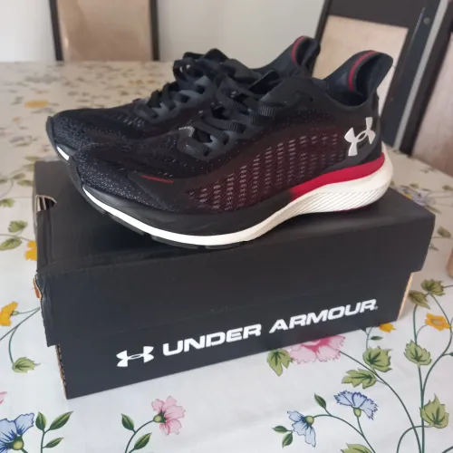 Tenis Under armour unissex Pace 37
