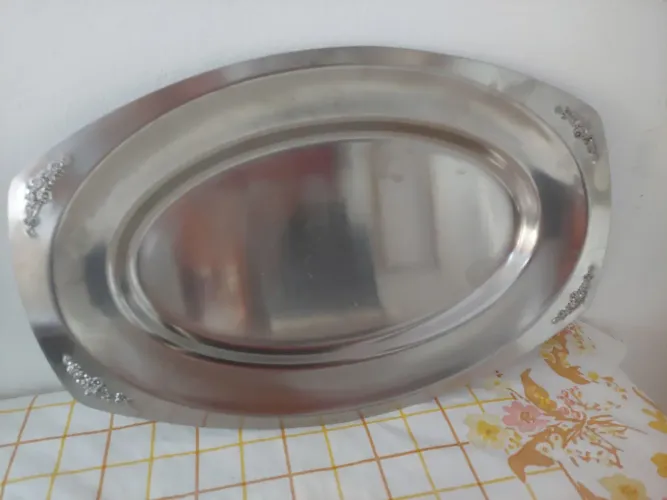 Uma Travessa de inox e um pano de prato