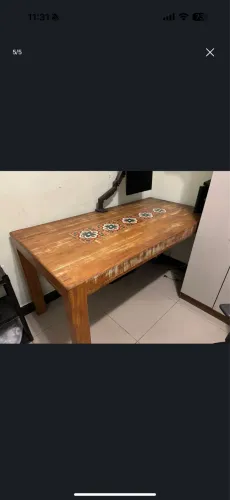 Mesa de madeira maciça com cerâmica