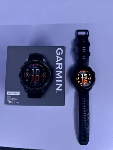 Garmin Fenix 8 Safira Carbon Gray DLC Titânio com Pulseira de Silicone Preta com Cinza