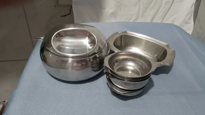 Farinheira e Taças em inox.