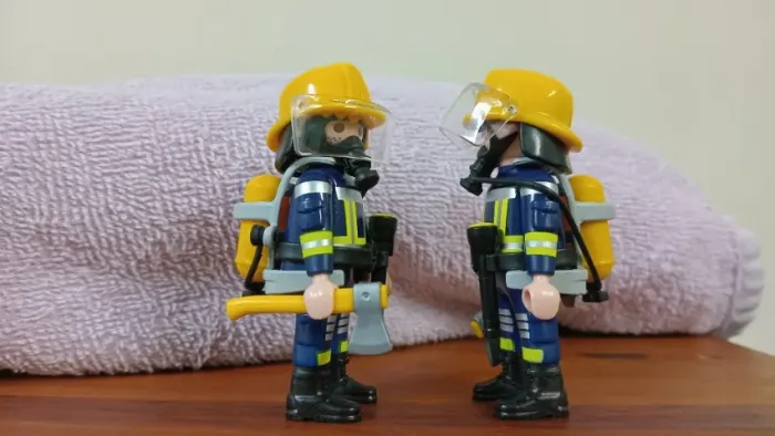 PLAYMOBIL 2 BOMBEIROS EQUIPADOS - COLECIONE.