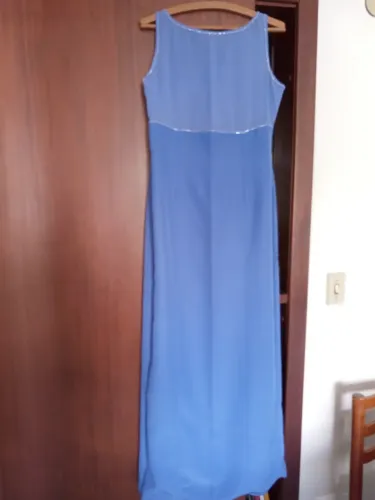 Vestido longo de festa, na cor lilás.