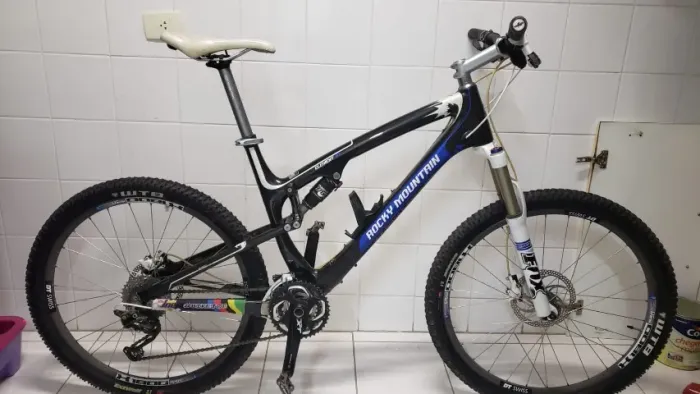 Bike MTB RockyMountain Full Suspension em carbono