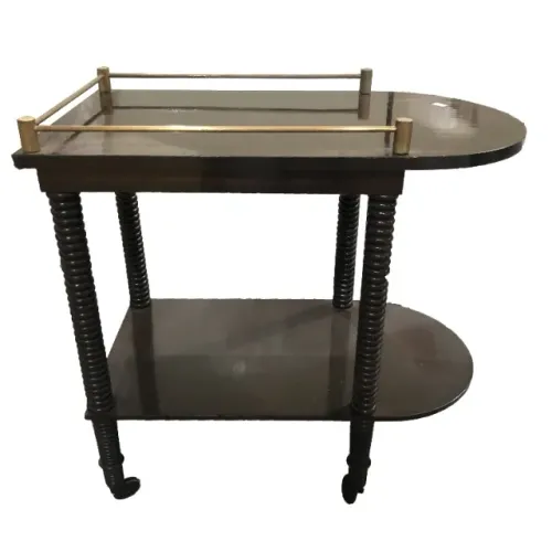 Mesa auxiliar em madeira adornada por detalhes em latão