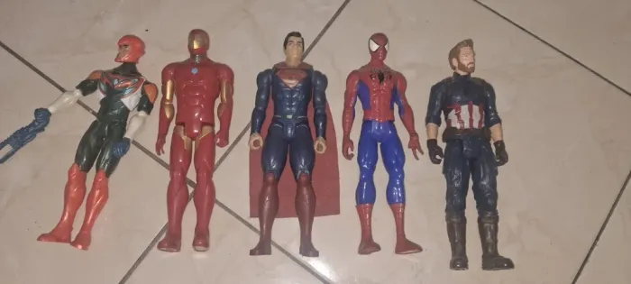 Heróis(originais): Superman, Homem Aranha, Capitão América, Homen De Ferro  e Max Steel