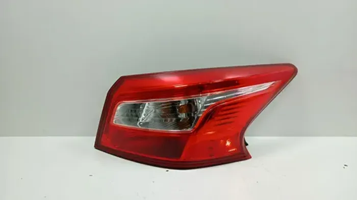 Lanterna Traseira Direita Nissan Sentra 2016 Á 2020 Direito/passageiro Vermelho