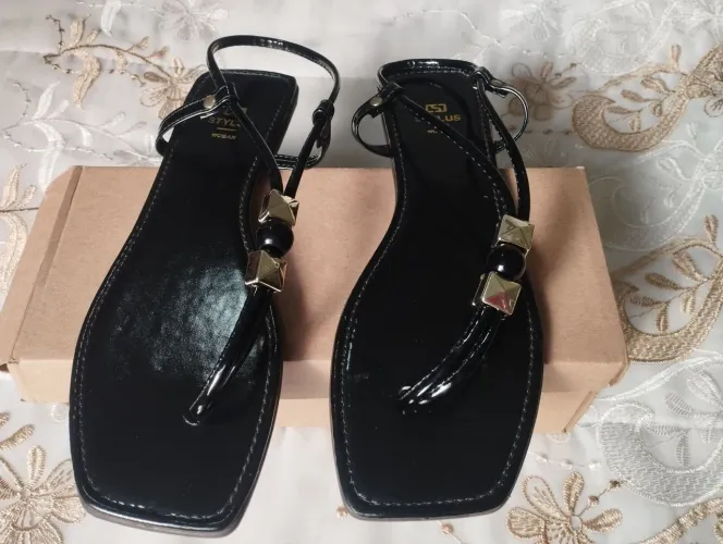 Sandália Feminina Preta com Detalhes Dourados - Nova