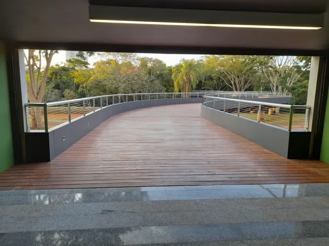 Deck de madeira e guarda corpo em aço inox para área externa