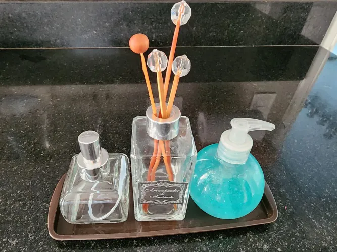 Kit Banheiro com Difusor, porta fragrâncias e Sabonete Líquido