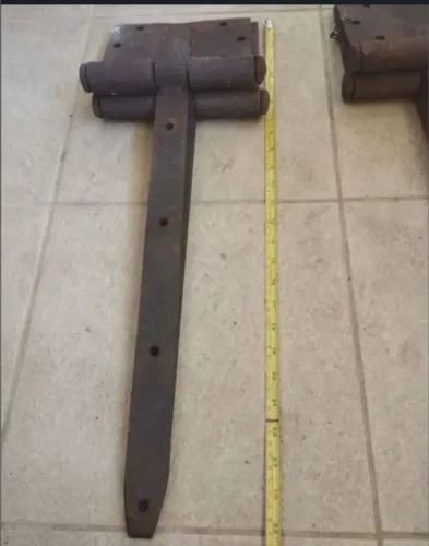 Dobradiça de ferro antiga, grande e robusta