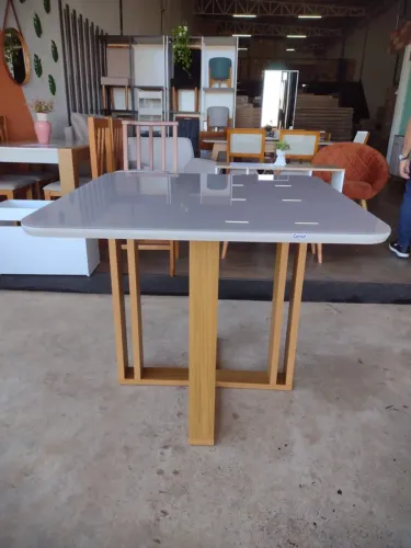 Mesa em MDF cadeiras em madeira tecido linho