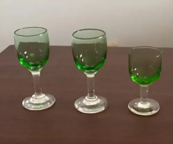 3 taças para licor e vinho do porto - em vidro verde