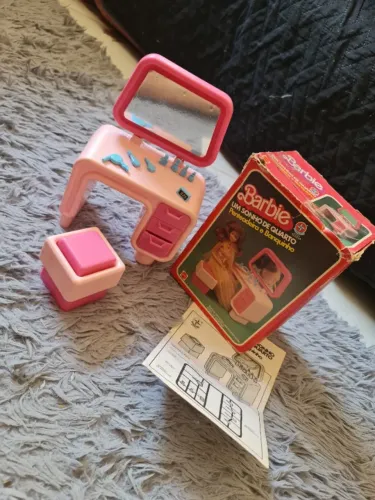 Barbie Anos 80 Estrela - Um sonho de quarto penteadeira e banquinho
