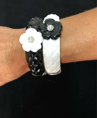 Pulseira em metal,conjunto branco e preto