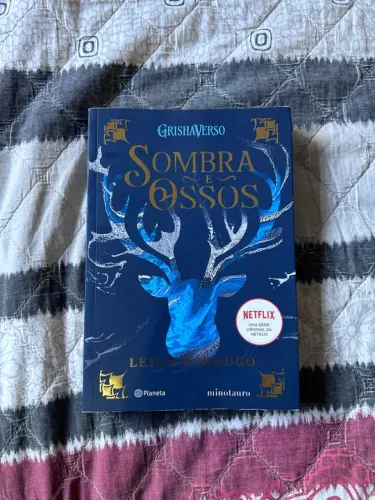 Livro Sombra e Ossos - Leigh Bardugo (Grishaverse)