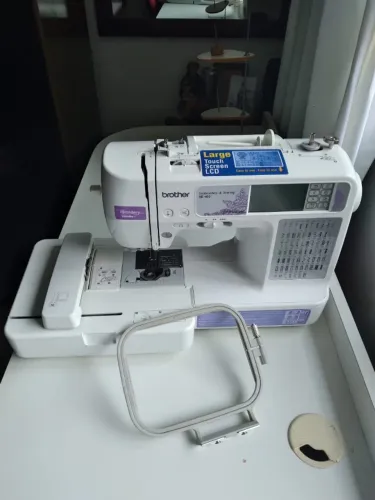 Maquina de Costura e Bordar Brother SE-400