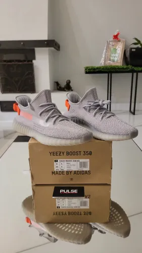  Yeezy Boost 350 V2 Tail Light - Tamanho 41 - Novo 10/10