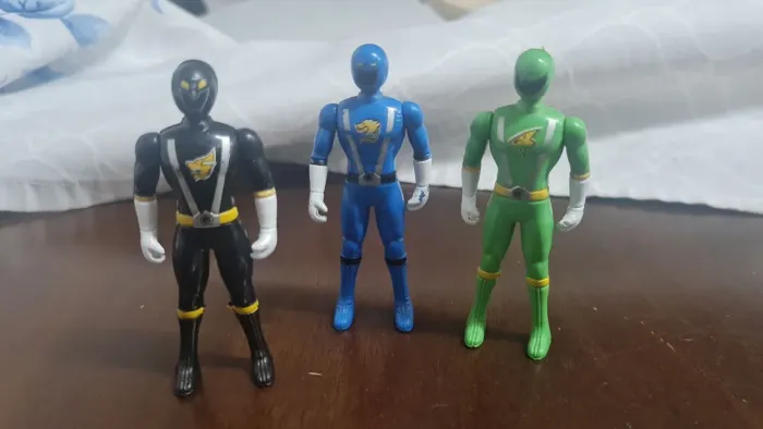 Antigo lote brinquedo contendo 3 bonecos coleção Power Ranger com altura de 9cm. 