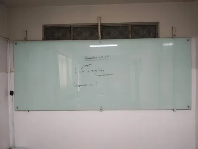 QUADRO DE VIDRO BRANCO COM SUPORTE