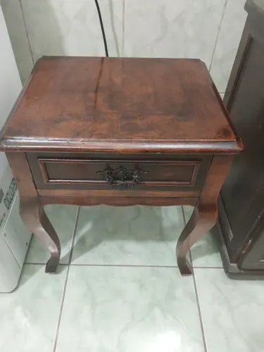 MESINHA DE CABECEIRA DE MADEIRA NOBRE MACIÇA COM UMA GAVETA E PUXADOR EM METAL. ANOS 50. 