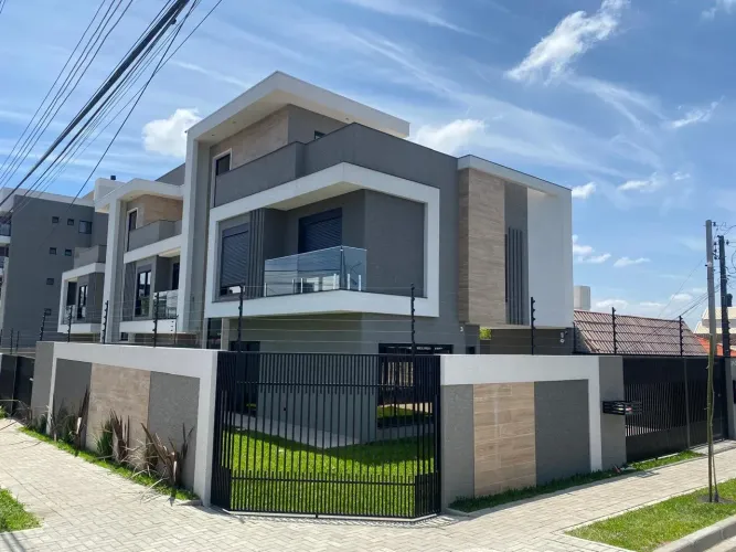 Sobrado para venda possui 215 metros quadrados com 3 quartos em Santa Quitéria - Curitiba 