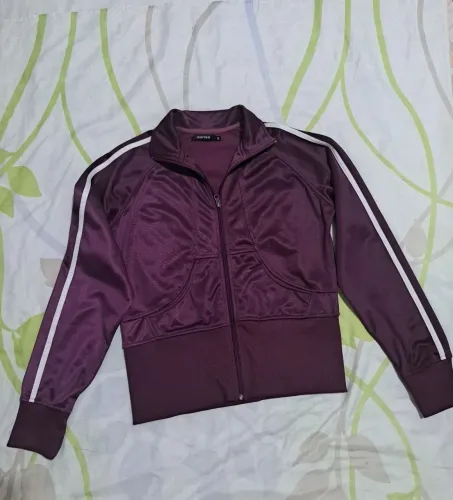 Blusa roxa com detalhes brancos