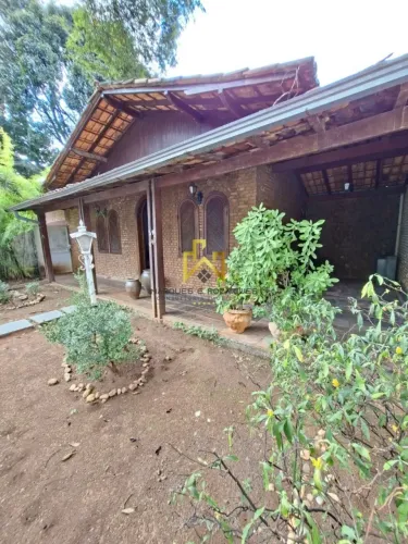 CASA DE ESQUINA EM TRÊS LOTES - 1.080 m² DE TERRENO