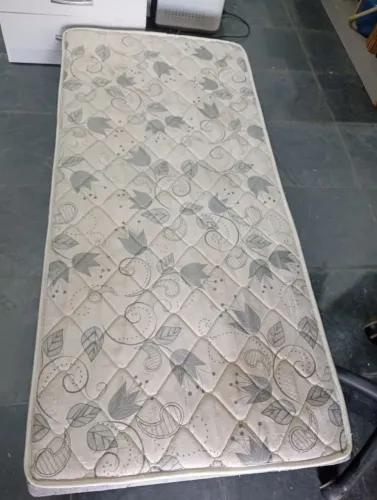 cama auxiliar com colchão imbutido e rodinhas