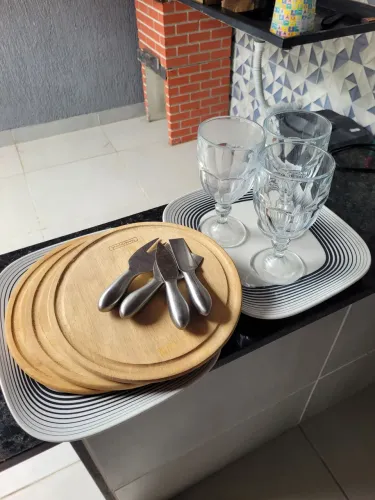Itens de petiscos, taças e louça.
