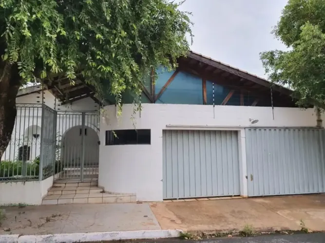 Casa para venda tem 250 metros quadrados com 4 quartos em Jardim das Américas - Cuiabá - M