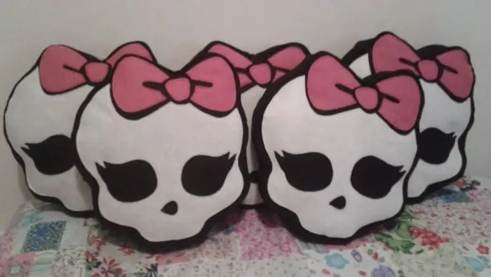 ALMOFADA SKULETE MONSTER HIGH ARTESANAL