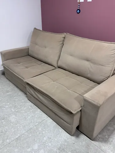 Sofá retratil e confortável bege