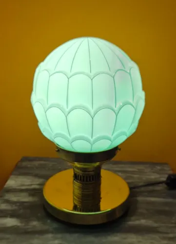 Art deco Luminária mesa base madeira com metal dourado e bronze cúpula opalina verde rara