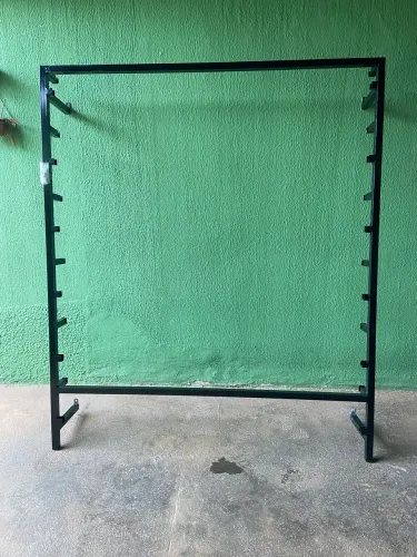 Vendo um suporte comercial para plásticos 