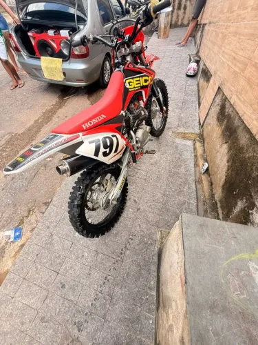 Vendo Honda CRF 230f ano 2014 , nunca fez trilha, menos de 3.000 km rodados.