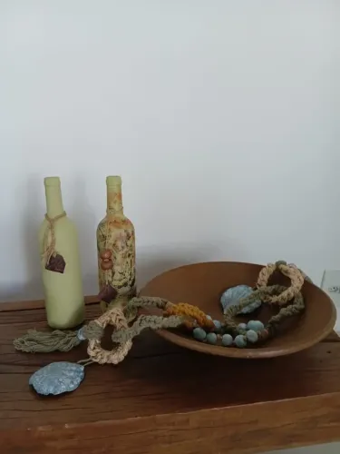  Colar de Mesa Artesanal e 2 garrafas decorativas