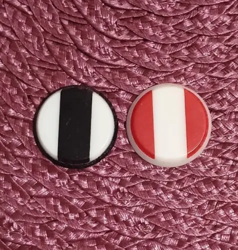 Vendo 02 botões de Futebol de Mesa. Tamanho: 3,0cm