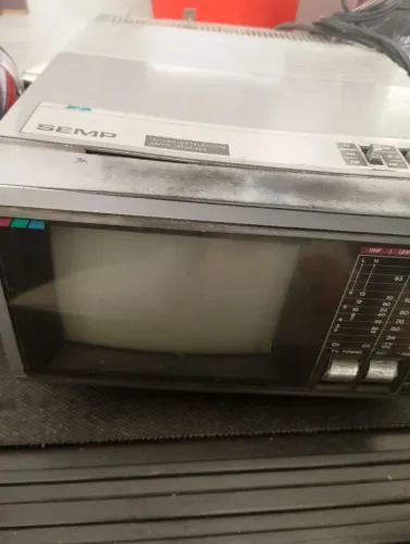 Antiga Mini TV Portátil Colorida com Rádio Semp TVC-6 Vintage (Anos 80/90)